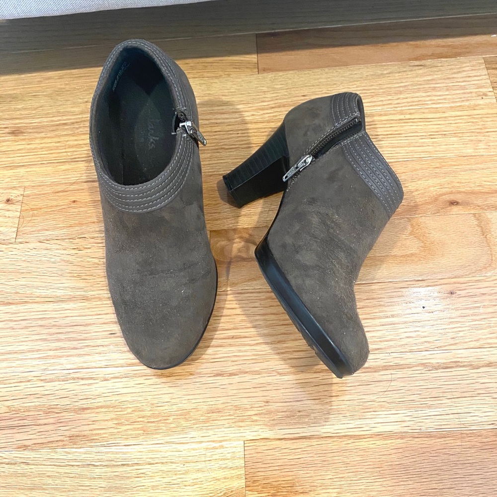 Clark’s women’s heeled booties Sz 6